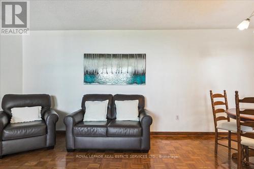 806 - 175 Hilda Avenue, Toronto (Newtonbrook West), ON - Indoor Photo Showing Living Room