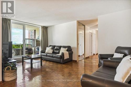 806 - 175 Hilda Avenue, Toronto (Newtonbrook West), ON - Indoor Photo Showing Living Room