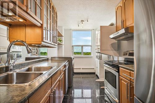 806 - 175 Hilda Avenue, Toronto (Newtonbrook West), ON - Indoor Photo Showing Kitchen With Double Sink