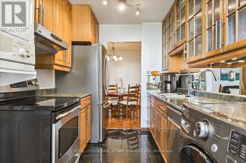 806 - 175 Hilda Avenue, Toronto (Newtonbrook West), ON - Indoor Photo Showing Kitchen With Double Sink