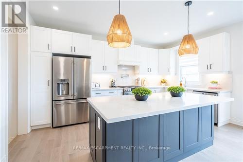 98 Cattail Crescent, Hamilton (Waterdown), ON - Indoor Photo Showing Kitchen With Upgraded Kitchen