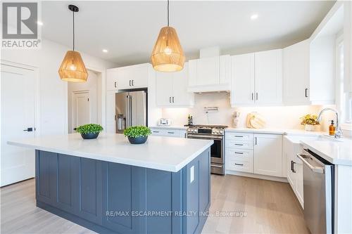 98 Cattail Crescent, Hamilton (Waterdown), ON - Indoor Photo Showing Kitchen With Upgraded Kitchen