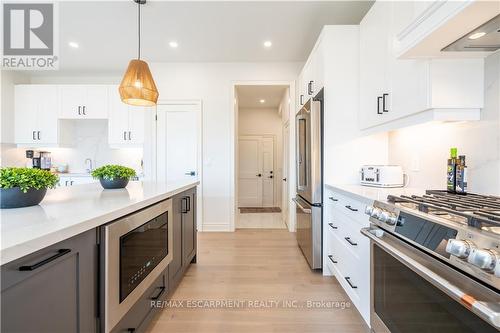 98 Cattail Crescent, Hamilton (Waterdown), ON - Indoor Photo Showing Kitchen With Upgraded Kitchen