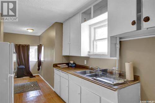 1009 Retallack Street, Regina, SK - Indoor Photo Showing Kitchen With Double Sink