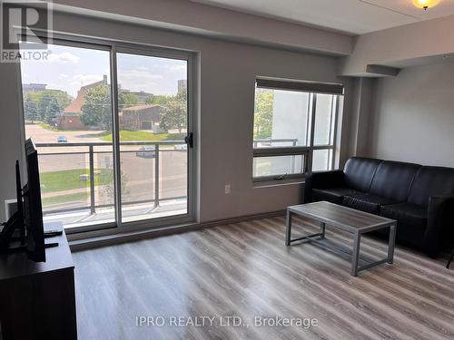 B211 - 275 Larch Street, Waterloo, ON - Indoor Photo Showing Living Room