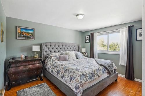 5938 Frontenac Street, Niagara Falls, ON - Indoor Photo Showing Bedroom