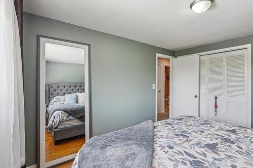 5938 Frontenac Street, Niagara Falls, ON - Indoor Photo Showing Bedroom