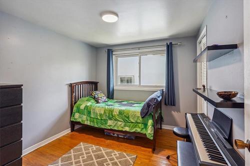 5938 Frontenac Street, Niagara Falls, ON - Indoor Photo Showing Bedroom