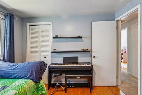 5938 Frontenac Street, Niagara Falls, ON - Indoor Photo Showing Bedroom