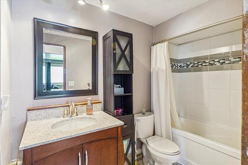 5938 Frontenac Street, Niagara Falls, ON - Indoor Photo Showing Bathroom