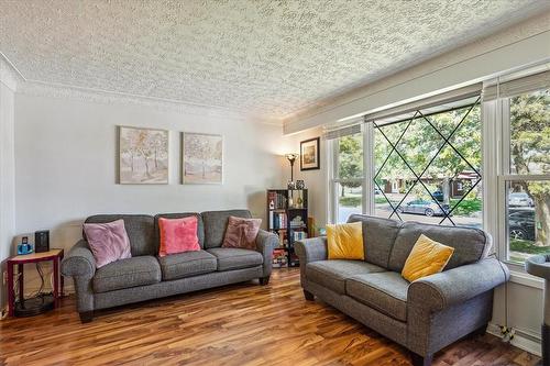 5938 Frontenac Street, Niagara Falls, ON - Indoor Photo Showing Living Room