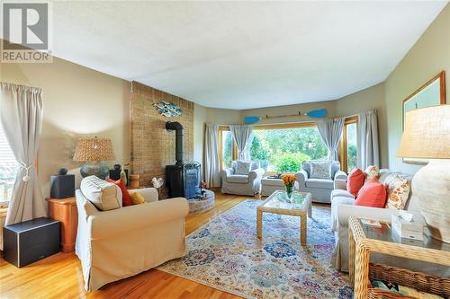 1153 Murphy Road, Sarnia, ON - Indoor Photo Showing Living Room