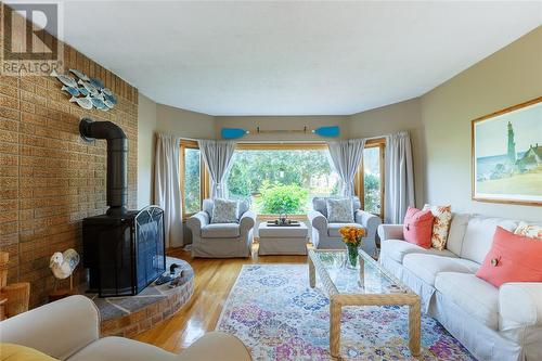 1153 Murphy Road, Sarnia, ON - Indoor Photo Showing Living Room