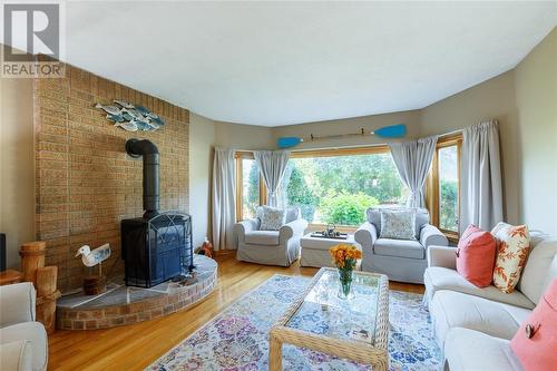 1153 Murphy Road, Sarnia, ON - Indoor Photo Showing Living Room