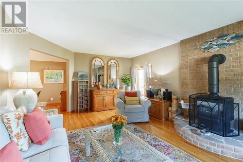 1153 Murphy Road, Sarnia, ON - Indoor Photo Showing Living Room