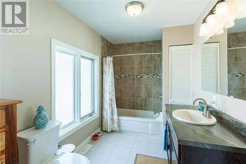 1153 Murphy Road, Sarnia, ON - Indoor Photo Showing Bathroom