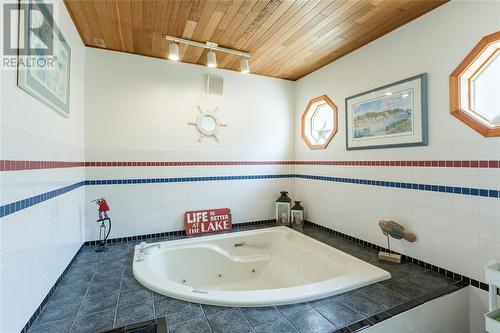 1153 Murphy Road, Sarnia, ON - Indoor Photo Showing Bathroom