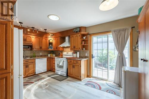 1153 Murphy Road, Sarnia, ON - Indoor Photo Showing Kitchen