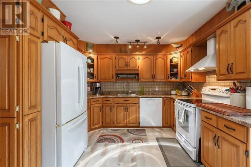 1153 Murphy Road, Sarnia, ON - Indoor Photo Showing Kitchen