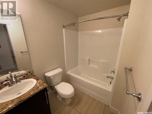 105 71 Riverwood Drive, Weyburn, SK - Indoor Photo Showing Bathroom