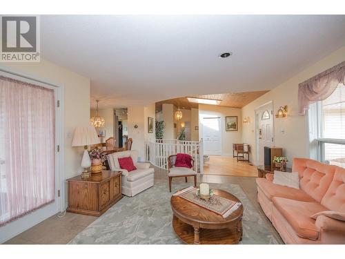 8816 Michael Drive, Coldstream, BC - Indoor Photo Showing Living Room