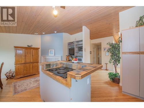 8816 Michael Drive, Coldstream, BC - Indoor Photo Showing Kitchen