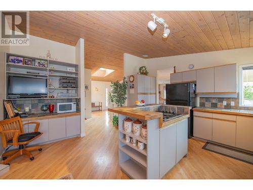 8816 Michael Drive, Coldstream, BC - Indoor Photo Showing Kitchen