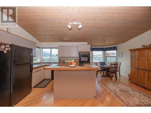 8816 Michael Drive, Coldstream, BC - Indoor Photo Showing Kitchen