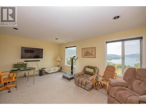 8816 Michael Drive, Coldstream, BC - Indoor Photo Showing Living Room