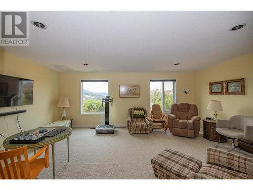 8816 Michael Drive, Coldstream, BC - Indoor Photo Showing Living Room