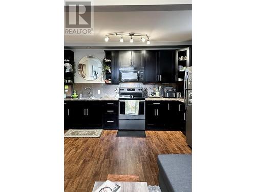 1745 K.L.O. Road, Kelowna, BC - Indoor Photo Showing Kitchen