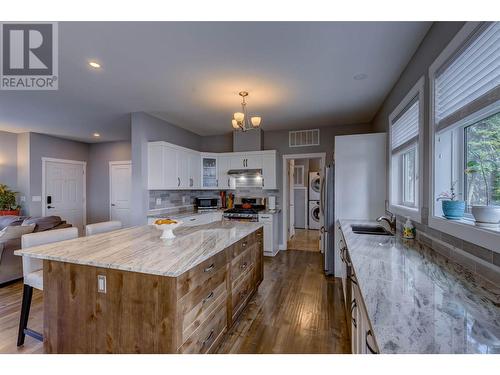 7265 Dunwaters Drive, Kelowna, BC - Indoor Photo Showing Kitchen