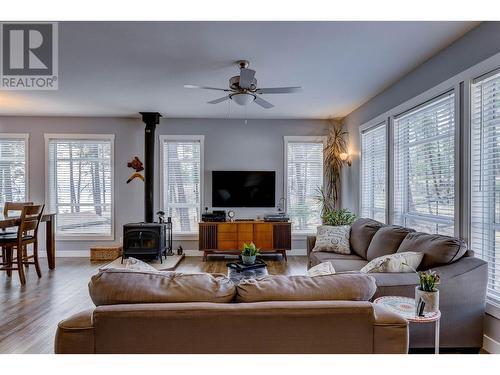 7265 Dunwaters Drive, Kelowna, BC - Indoor Photo Showing Living Room