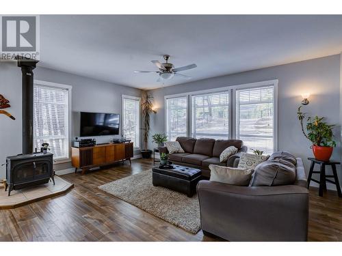 7265 Dunwaters Drive, Kelowna, BC - Indoor Photo Showing Living Room