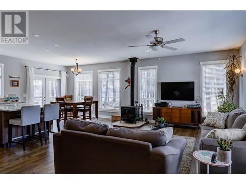 7265 Dunwaters Drive, Kelowna, BC - Indoor Photo Showing Living Room