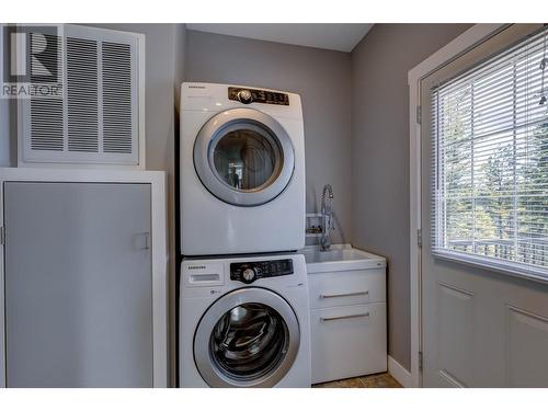 7265 Dunwaters Drive, Kelowna, BC - Indoor Photo Showing Laundry Room