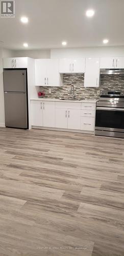 33 Major Crescent, Aurora, ON - Indoor Photo Showing Kitchen