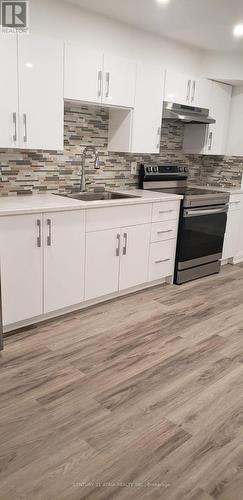 33 Major Crescent, Aurora, ON - Indoor Photo Showing Kitchen With Double Sink