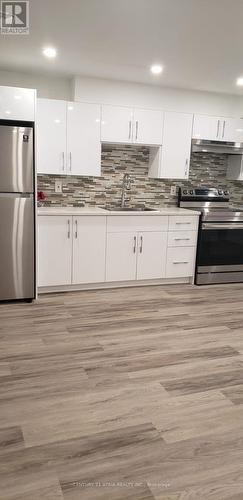 33 Major Crescent, Aurora, ON - Indoor Photo Showing Kitchen With Double Sink With Upgraded Kitchen