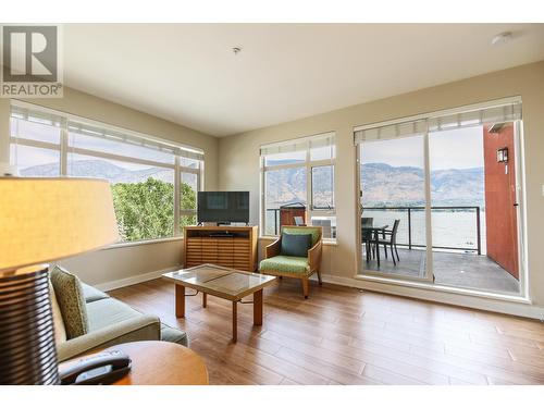 15 Park Place Unit# 304, Osoyoos, BC - Indoor Photo Showing Living Room