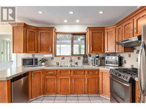 989 Monashee Place, Kelowna, BC - Indoor Photo Showing Kitchen With Double Sink