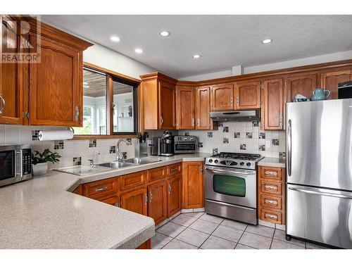 989 Monashee Place, Kelowna, BC - Indoor Photo Showing Kitchen With Double Sink