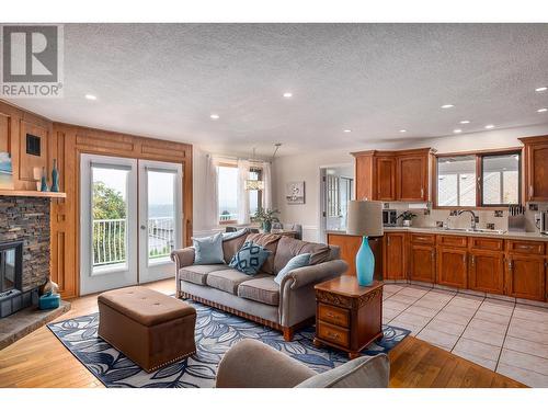 989 Monashee Place, Kelowna, BC - Indoor Photo Showing Living Room With Fireplace