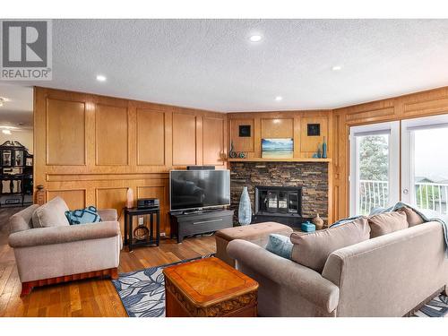 989 Monashee Place, Kelowna, BC - Indoor Photo Showing Living Room With Fireplace