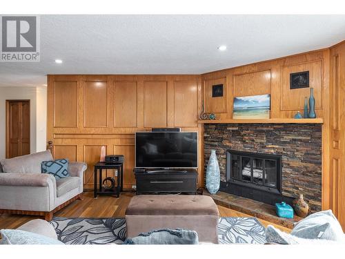 989 Monashee Place, Kelowna, BC - Indoor Photo Showing Living Room With Fireplace