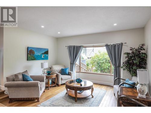 989 Monashee Place, Kelowna, BC - Indoor Photo Showing Living Room