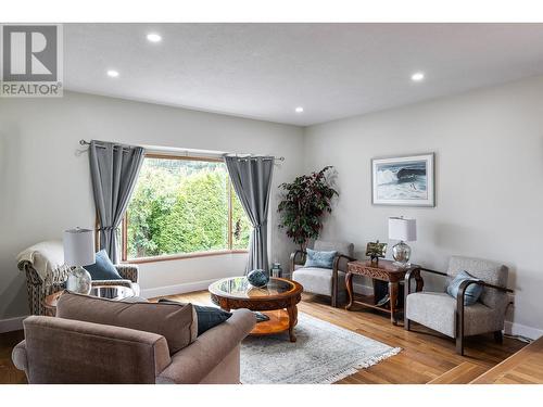 989 Monashee Place, Kelowna, BC - Indoor Photo Showing Living Room