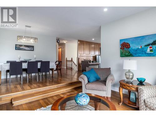 989 Monashee Place, Kelowna, BC - Indoor Photo Showing Living Room