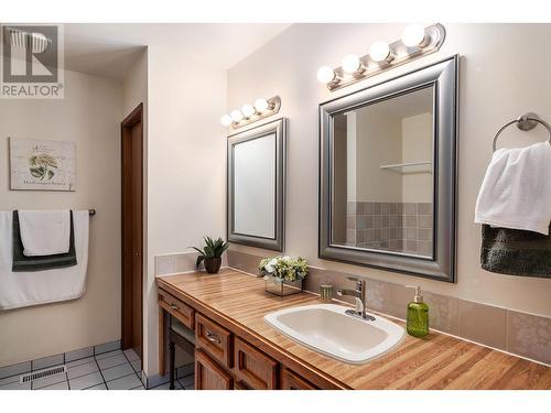 989 Monashee Place, Kelowna, BC - Indoor Photo Showing Bathroom