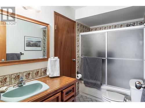 989 Monashee Place, Kelowna, BC - Indoor Photo Showing Bathroom